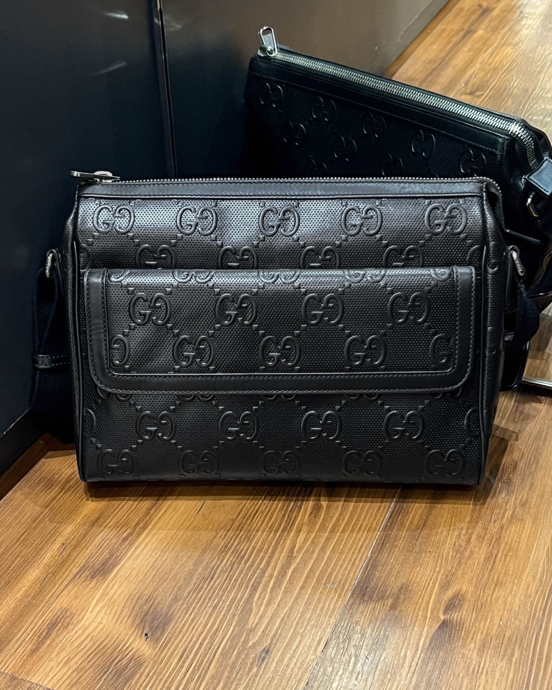 Gucci GG embossed messenger bag in black (new 29jt